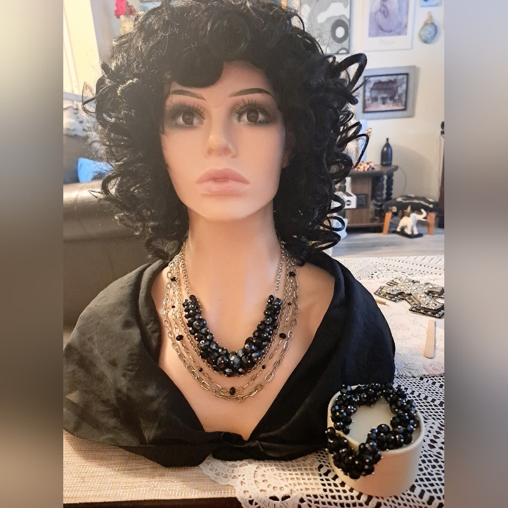 Costume jewellery necklace and bracelet set.